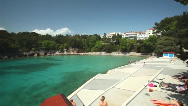 Vista da pequena baía em Krk na ilha de Krk — Vídeo de Stock