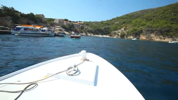 Pequeno barco de passageiros de madeira — Vídeo de Stock