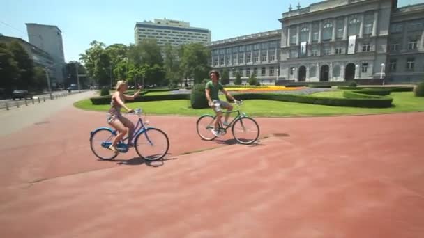 Paar genieten van fietsen door park — Stockvideo