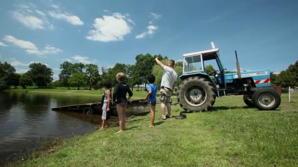 Traktor üzembe vízibicikli-tó — Stock videók