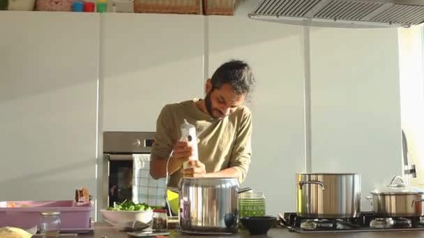 Άνθρωπος προετοιμασία του γεύματος στην κουζίνα — Αρχείο Βίντεο