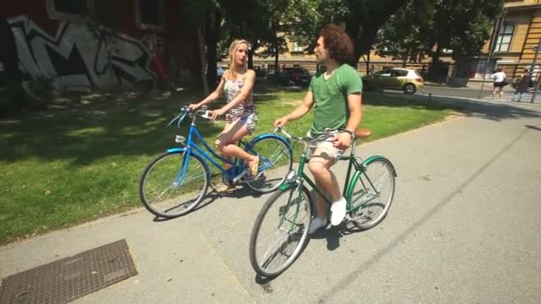 Casal desfrutando de ciclismo através do parque — Vídeo de Stock