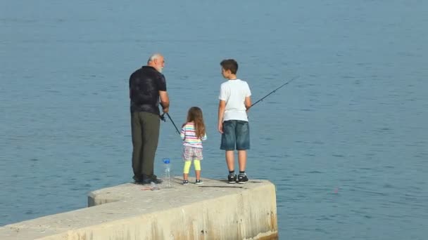 Pesca familiar na cidade velha Porto de Krk — Vídeo de Stock