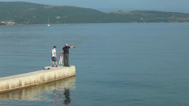 Familie visserij in de oude stad Krk haven — Stockvideo