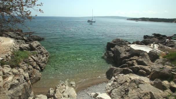 Weergave van kleine baai in in Krk — Stockvideo