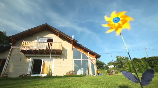 Gelbe Windmühle dreht sich im Wind — Stockvideo