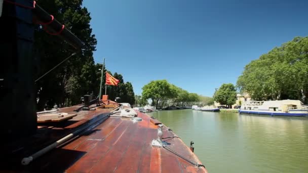 Viajar en un barco de madera — Vídeo de stock