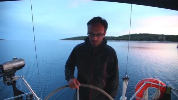 Schipper op zeilboot op de Adriatische Zee — Stockvideo