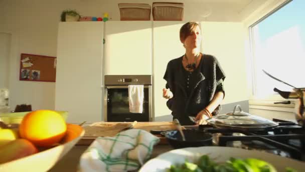 Mulher preparando almoço na cozinha . — Vídeo de Stock