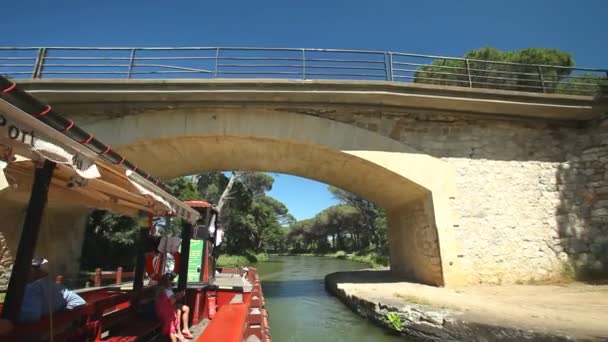 Viajar en un barco de madera — Vídeo de stock