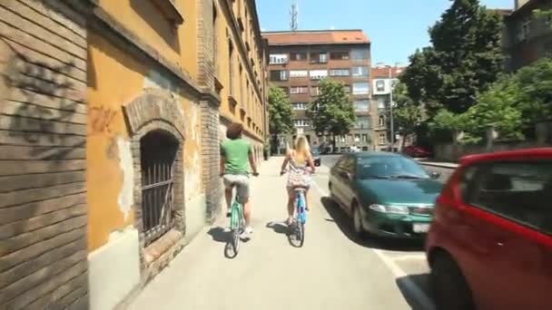 Coppia ciclismo su corsia marciapiede — Video Stock