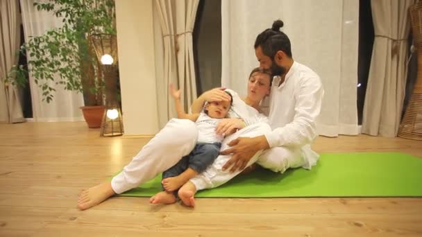 Ζευγάρι με το μωρό στη γιόγκα κέντρο — Αρχείο Βίντεο
