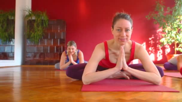 做瑜伽在橡胶垫上的妇女 — 图库视频影像