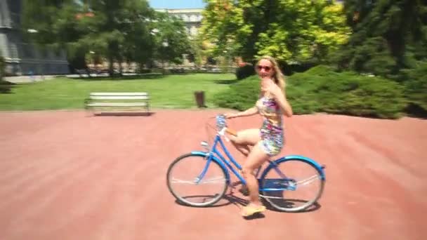 Mujer ciclismo en bicicleta vieja — Vídeo de stock