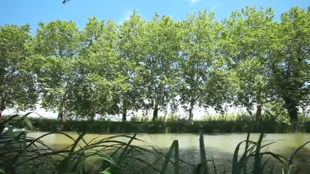 Passageiros em barco no Canal du Midi — Vídeo de Stock