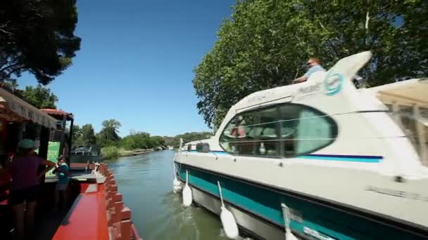 Путешествие на деревянной лодке — стоковое видео