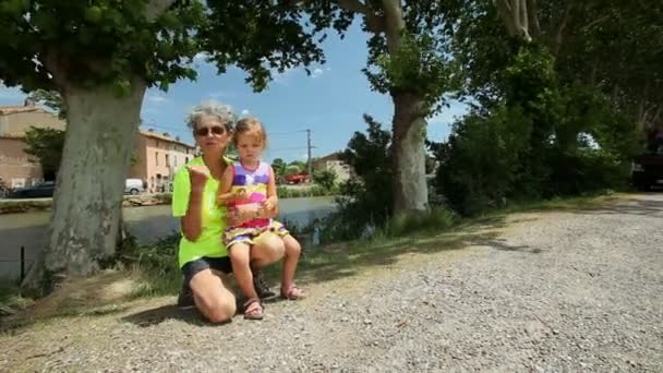 Grootmoeder en kleindochter op het canal du midi — Stockvideo