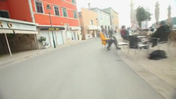 Hombre en bicicleta por carretera — Vídeo de stock