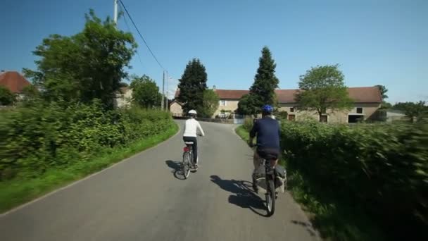 Emerytów para na rowerze na drodze — Wideo stockowe