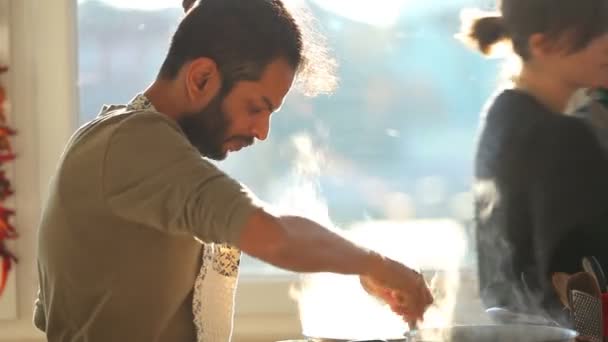 Homem preparando almoço na cozinha — Vídeo de Stock