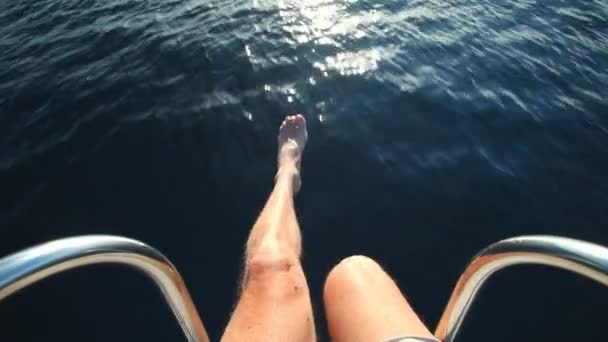 Человек, сидящий на носу лодки — стоковое видео
