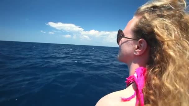 女人坐在船头的帆船享受海景 — 图库视频影像