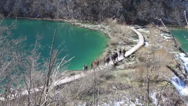 Touristen an den Wasserfällen des Plitvicer Nationalparks — Stockvideo