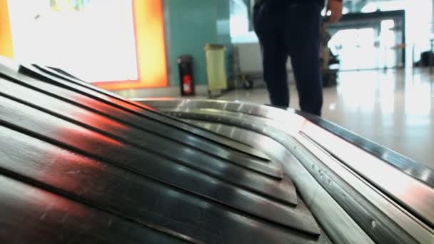 Cinta transportadora en aeropuerto — Vídeos de Stock