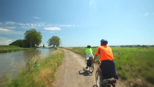 Pareja de ciclismo en pista de tierra — Vídeos de Stock