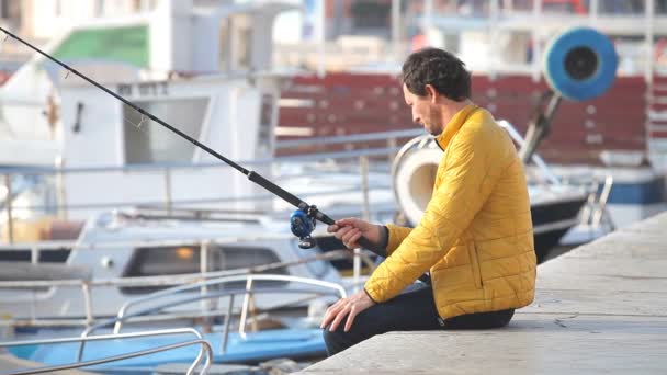 Man in yellow jacket on dock — Stock Video