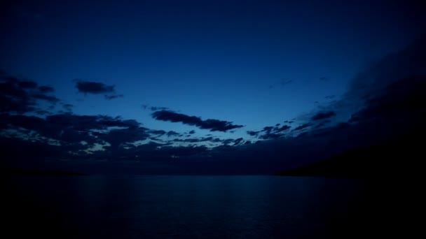 Nubes moviéndose sobre el mar en el crepúsculo — Vídeo de stock