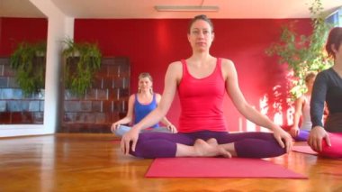 Kauçuk paspaslar üzerinde yoga yaparken kadınlar