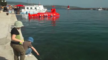 Çocuklar eski şehir limanında