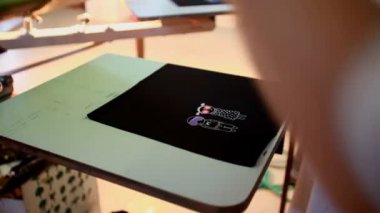 Ekran yazdırma üretim t-shirt üzerinde