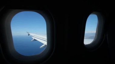 Uçak kanadı uçak penceresinden