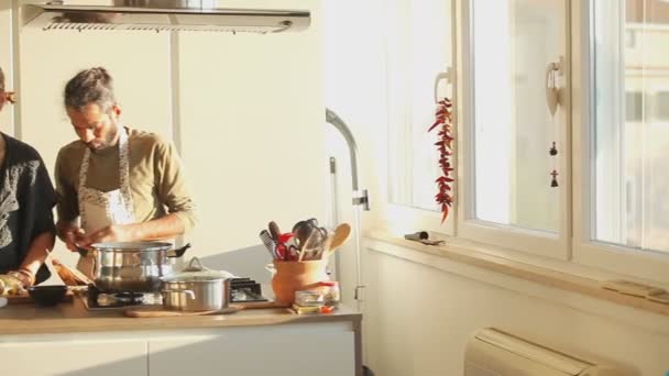 Pareja preparando el almuerzo en la cocina — Vídeo de stock