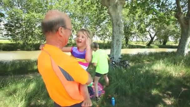 Abuelos disfrutando de picnic con su nieta — Vídeo de stock