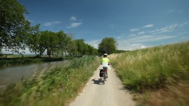 Důchodci pár cyklistické vedle řeky — Stock video