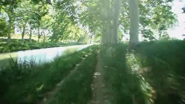 Cyclisme sur piste à côté du canal 