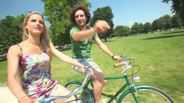 Couple appréciant le vélo à travers le parc — Video