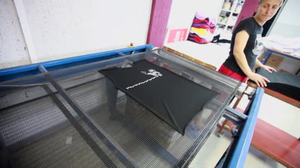 Screen printing manufacturing on t-shirts — Stock Video