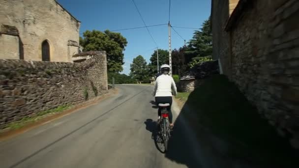 Γυναίκα ποδηλασία στον δρόμο — Αρχείο Βίντεο