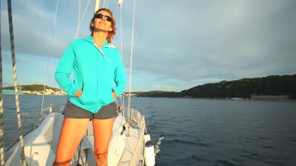 Woman standing on bow of sailing boat — Stock Video