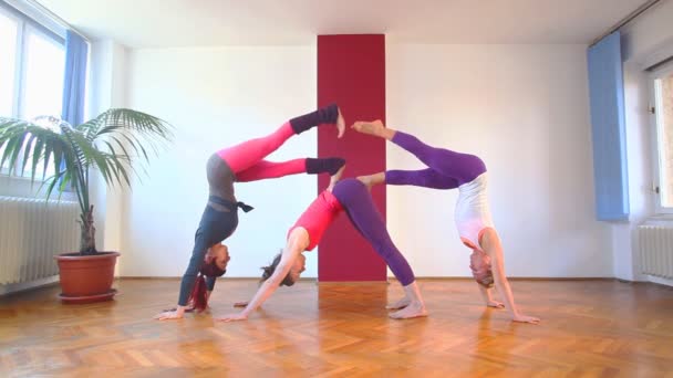 Tres mujeres haciendo yoga acrobático — Vídeos de Stock