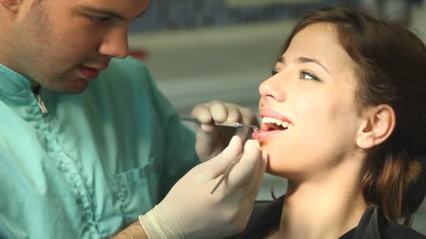 Mujer en cirugía de dentista — Vídeos de Stock