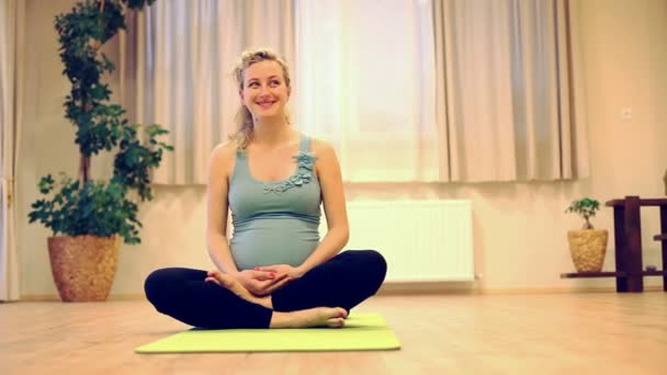 Terhes nő jógázik — Stock videók