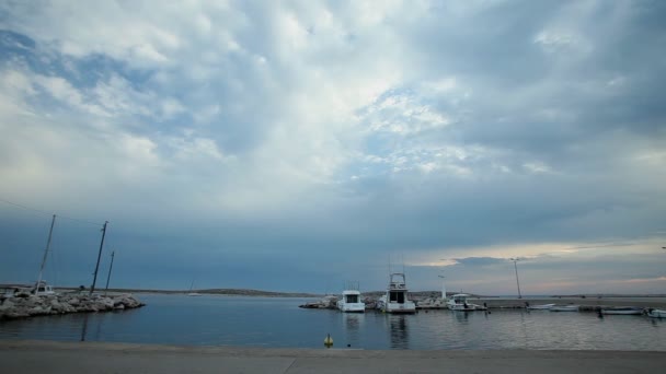 Felhők haladnak át harbour, a horvát sziget. — Stock videók