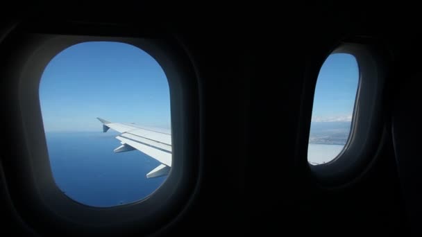 Ala de avión a través de ventana plana — Vídeos de Stock