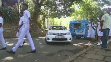 Yerli halk ve okul çocukları tarafından geçen