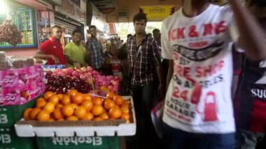 İnsanlar yerel bakkal